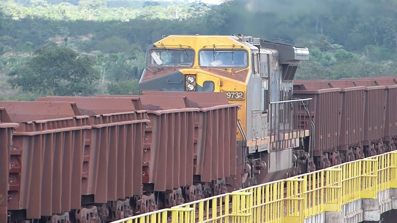 Trem de Minério em Açailândia - MA. Estrada de Ferro Carajás - Brasil.