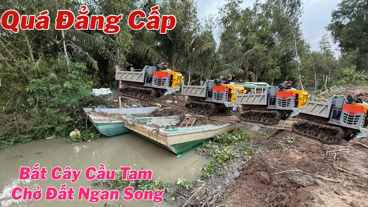Bất Ngờ Chủ Xe Cuốc Chế Cây Cầu Tạm Chở Đất Cho Người Dân Quá Hiệu Quả 