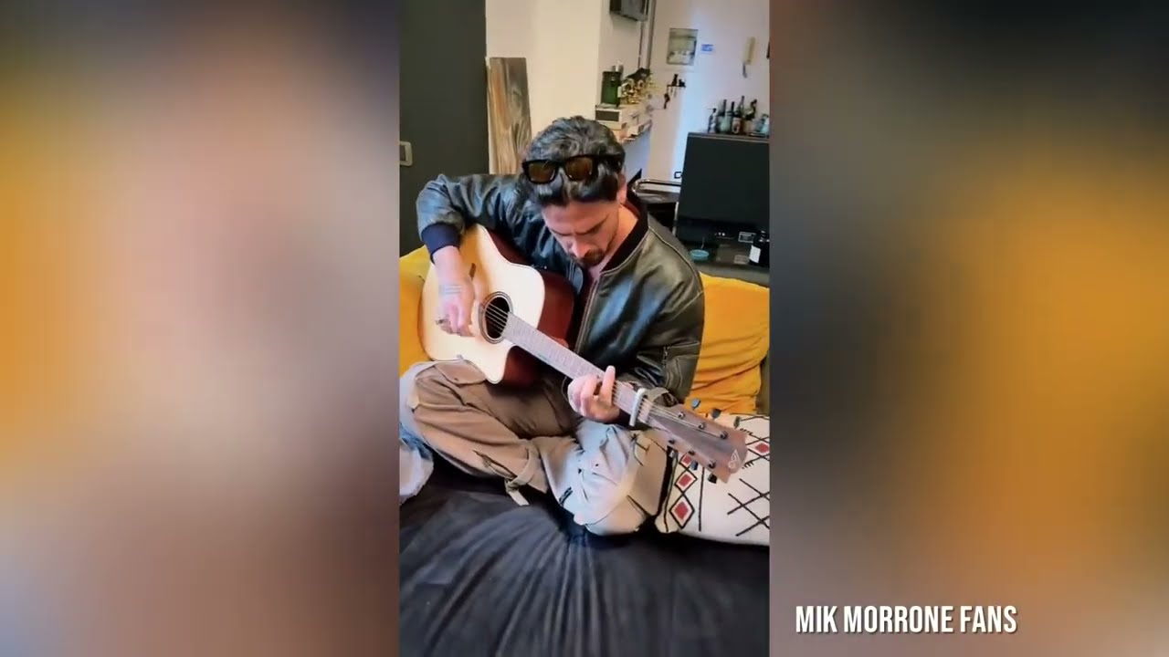 Michele Morrone singing 