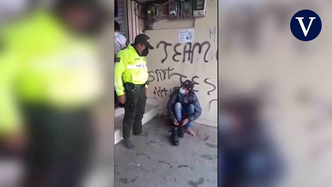 Policía ecuatoriano dona sus botas en plena calle a un migrante colombiano