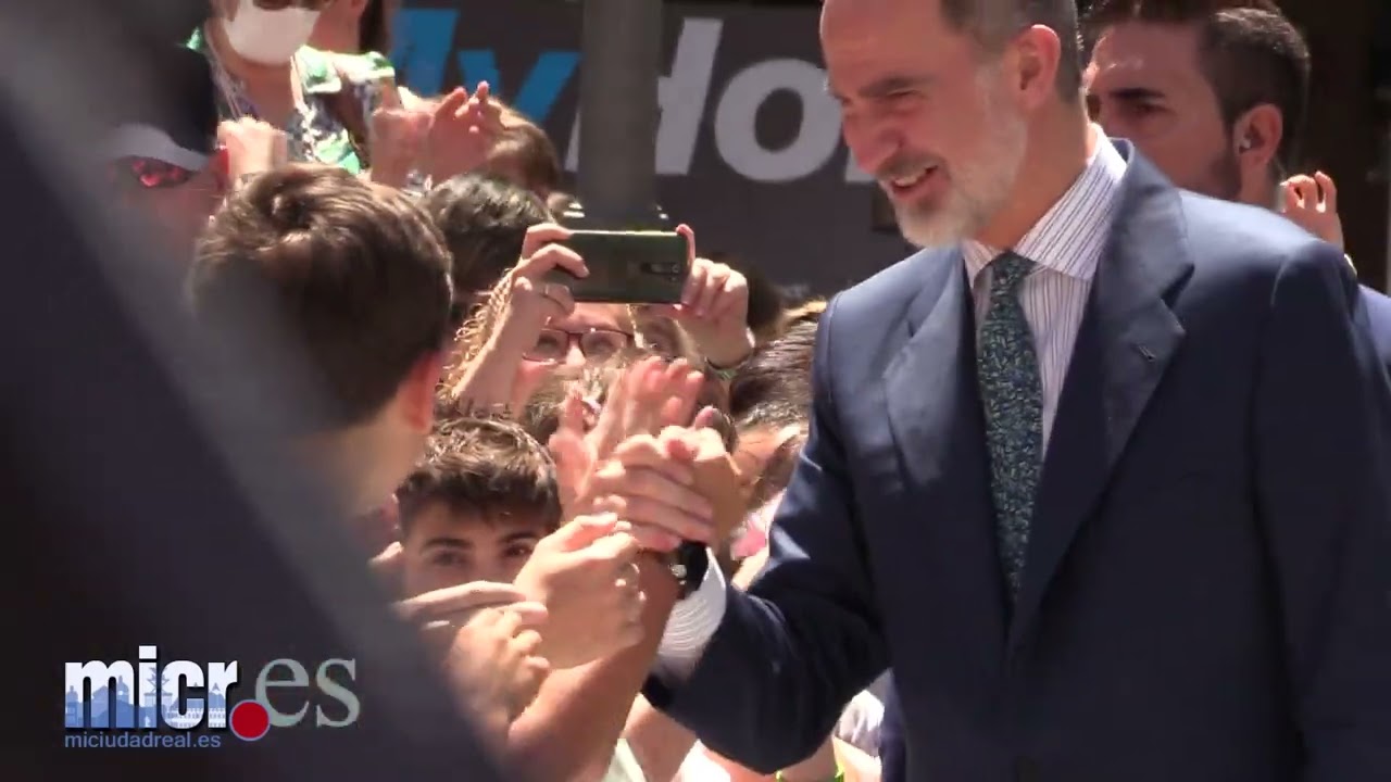 El Rey Felipe VI es aclamado con entusiasmo en Puertollano entre gritos de «guapo» y vivas a España