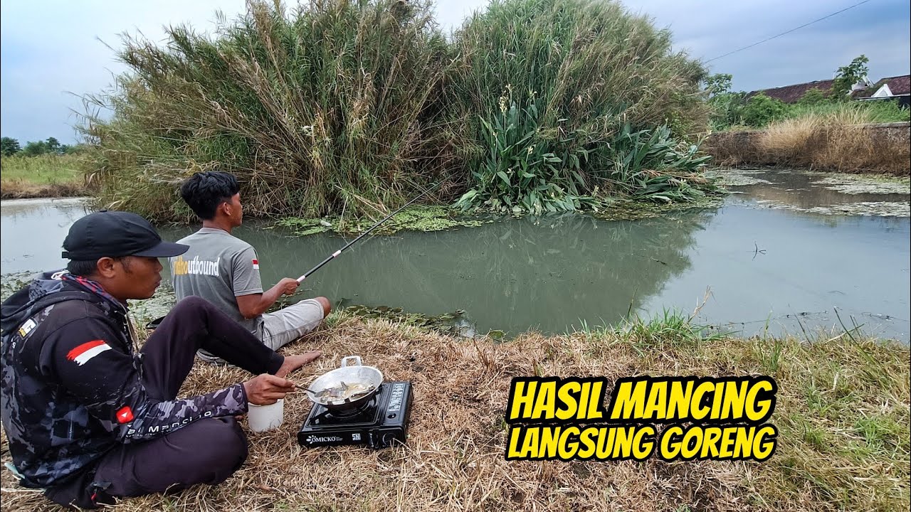 Nikmat sekali,Hasil mancing kita langsung masak masak di pinggir sungai