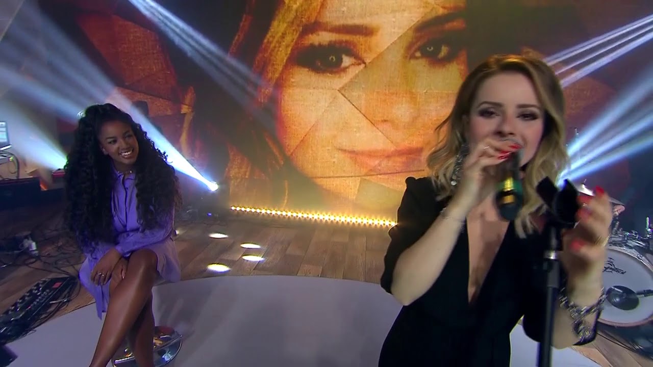 Sandy canta 