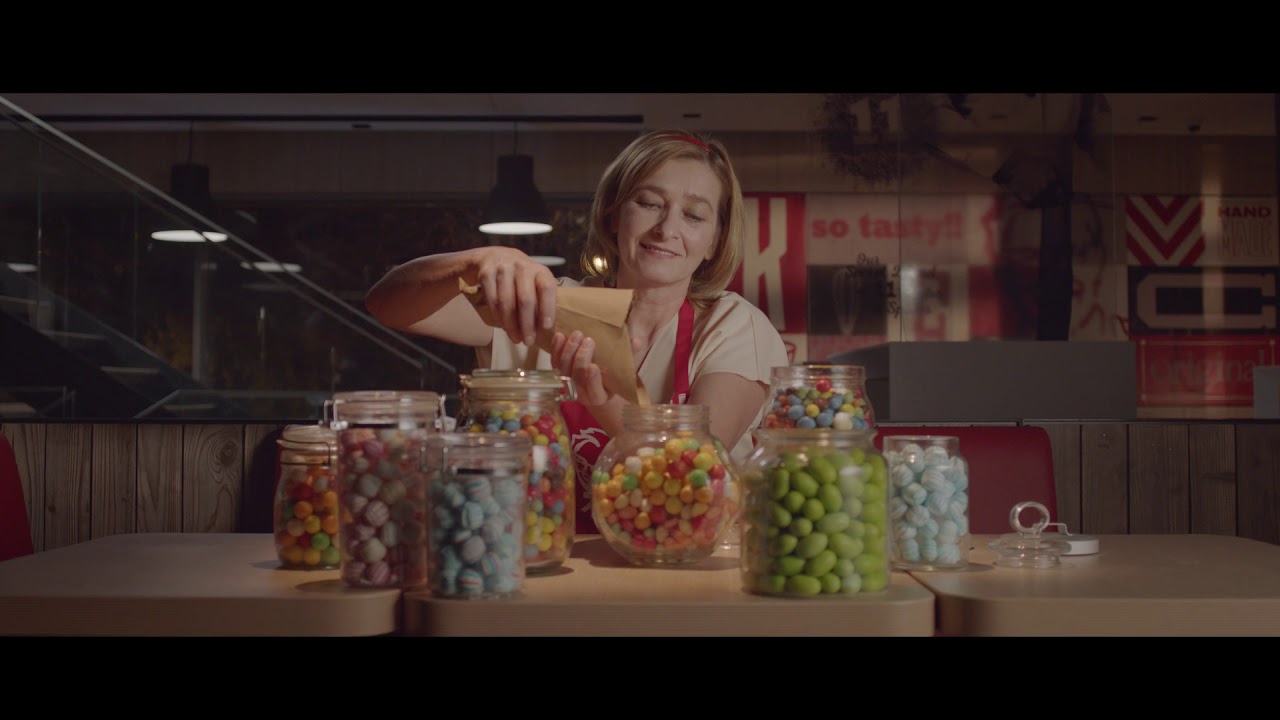 Mamele din KFC ți-au pregătit Christmas Bucket. Ea e mama Livia
