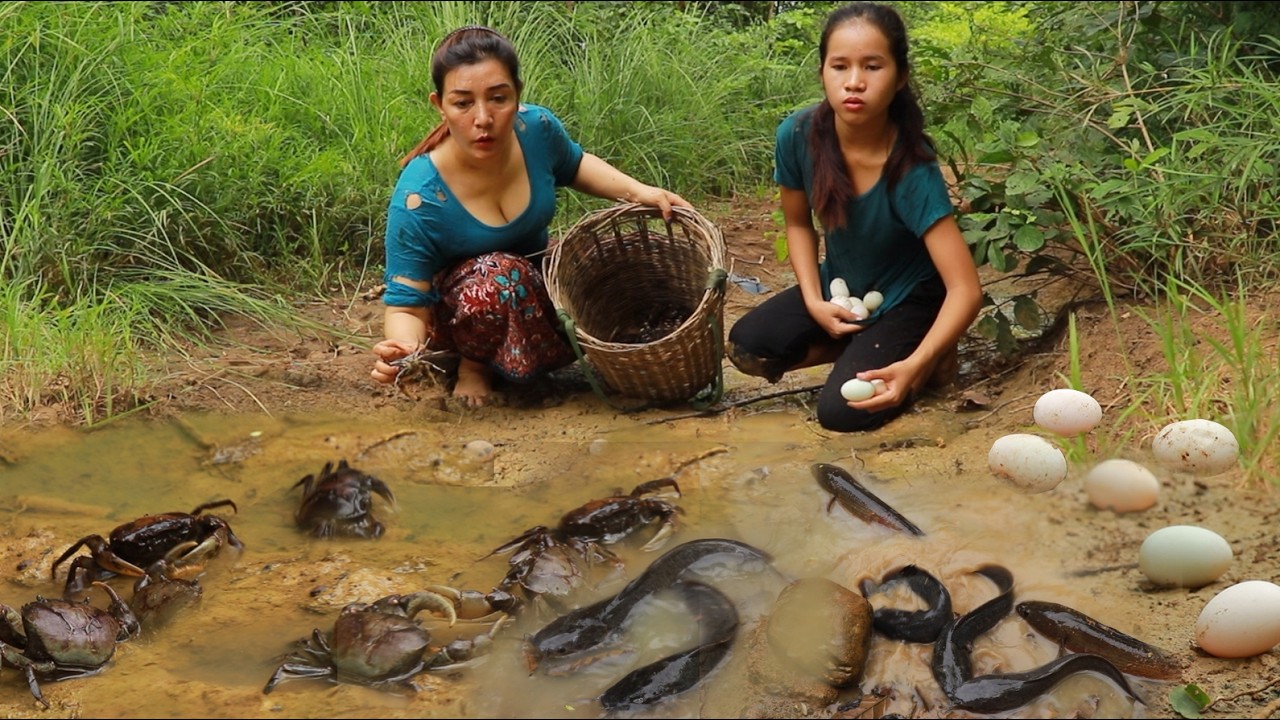 Catch crabs & fish by rainforest/ Stir fry crabs with egg & Grill fish with pork rib spicy for lunch