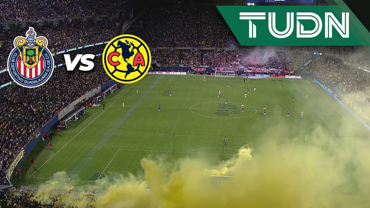 &iexcl;Batalla de bengalas en el Cl&aacute;sico Nacional!