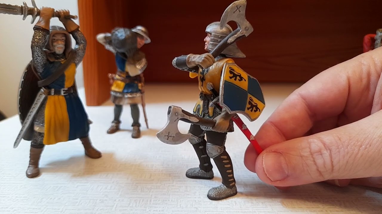 Blue and gold knights from Schleich: hand-axe, longsword, battle-axe, best of the bunch