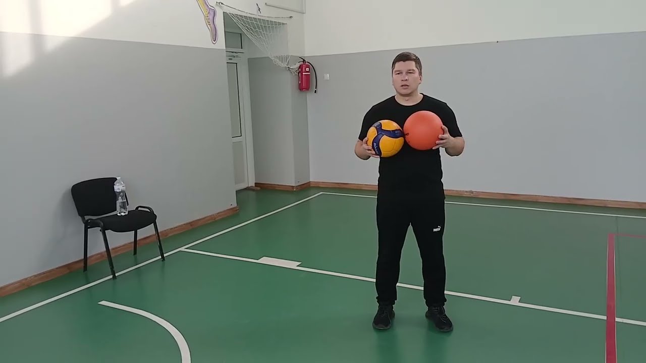 Доджбол. Вправи з 2 м'ячами. Атакувальні та захисні дії. 