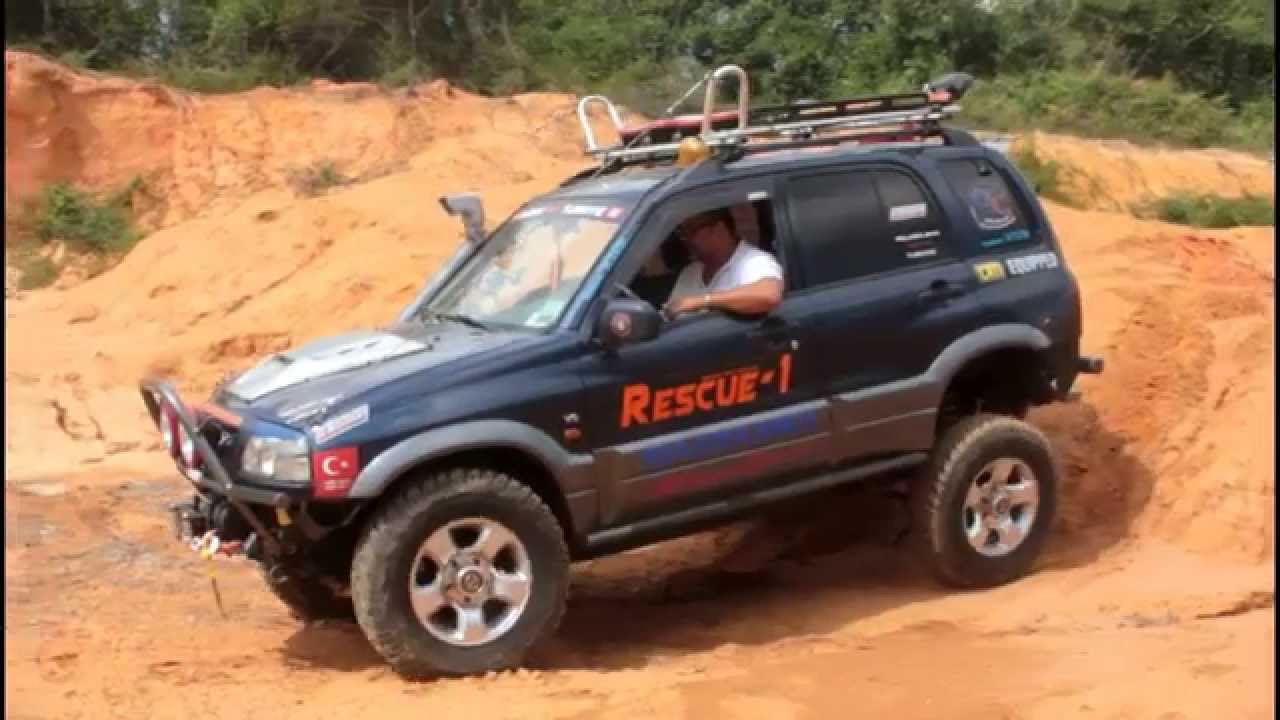 Double Suzuki Grand Vitara 2,5 V6 / Mud Monster & Hi-One