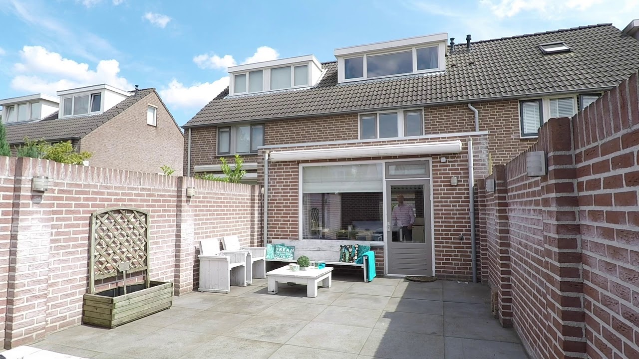 Uitgebouwde midden woning in Prinsenbeek