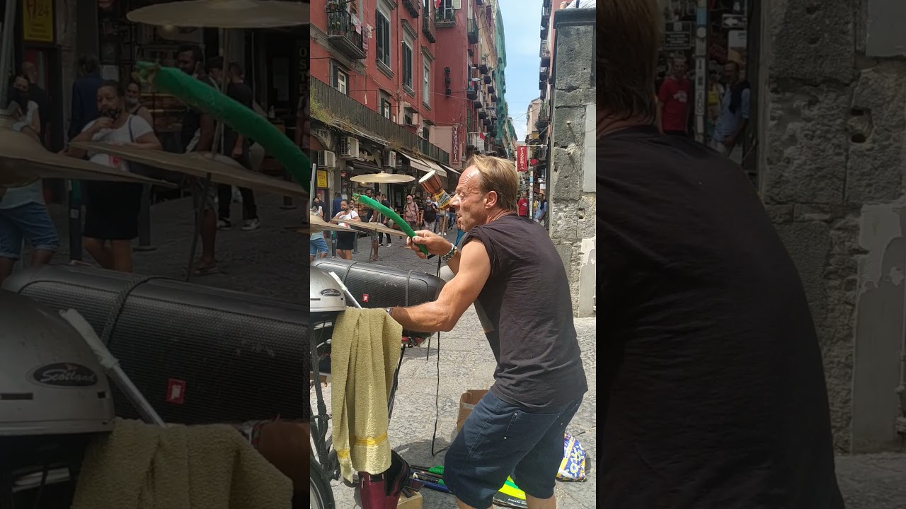 artista di strada da spettacolo a Napoli nei pressi di San Gregorio armeno