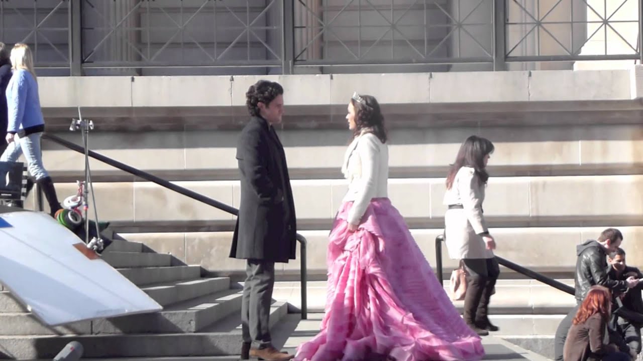 GOSSIP GIRL  Leighton Meester & Penn Badgley  kiss on the steps of Metropolitan Museum Of Art