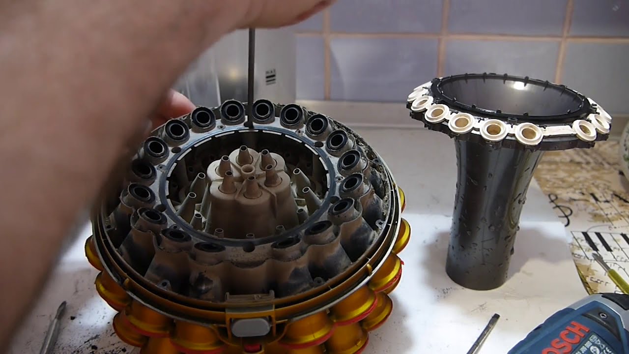 Dyson DC52 cinetic мультициклонный пылесос с силиконовыми соплами.