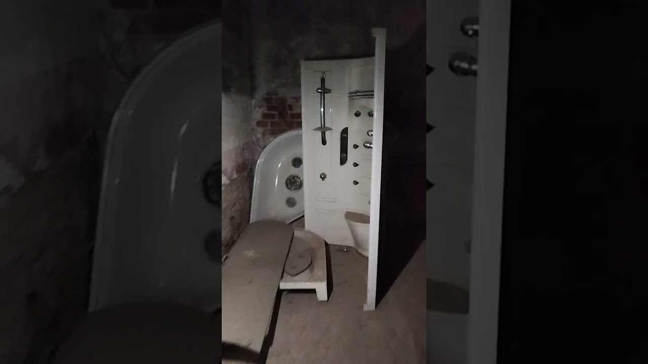 @akx974 Urbex usine a moiti&eacute; abandonn&eacute;.
