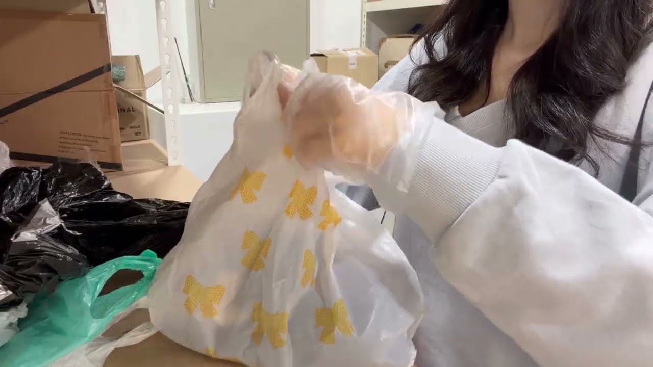 [ vlog ] 드디어 첫 주문이 들어왔어요 🫶🏻 / 의류 쇼핑몰 초보 사장 브이로그 / 택배 포장, 돌돌이 asmr / 공유오피스 사무실 일상 / 스마트스토어 에이블리 첫 주문