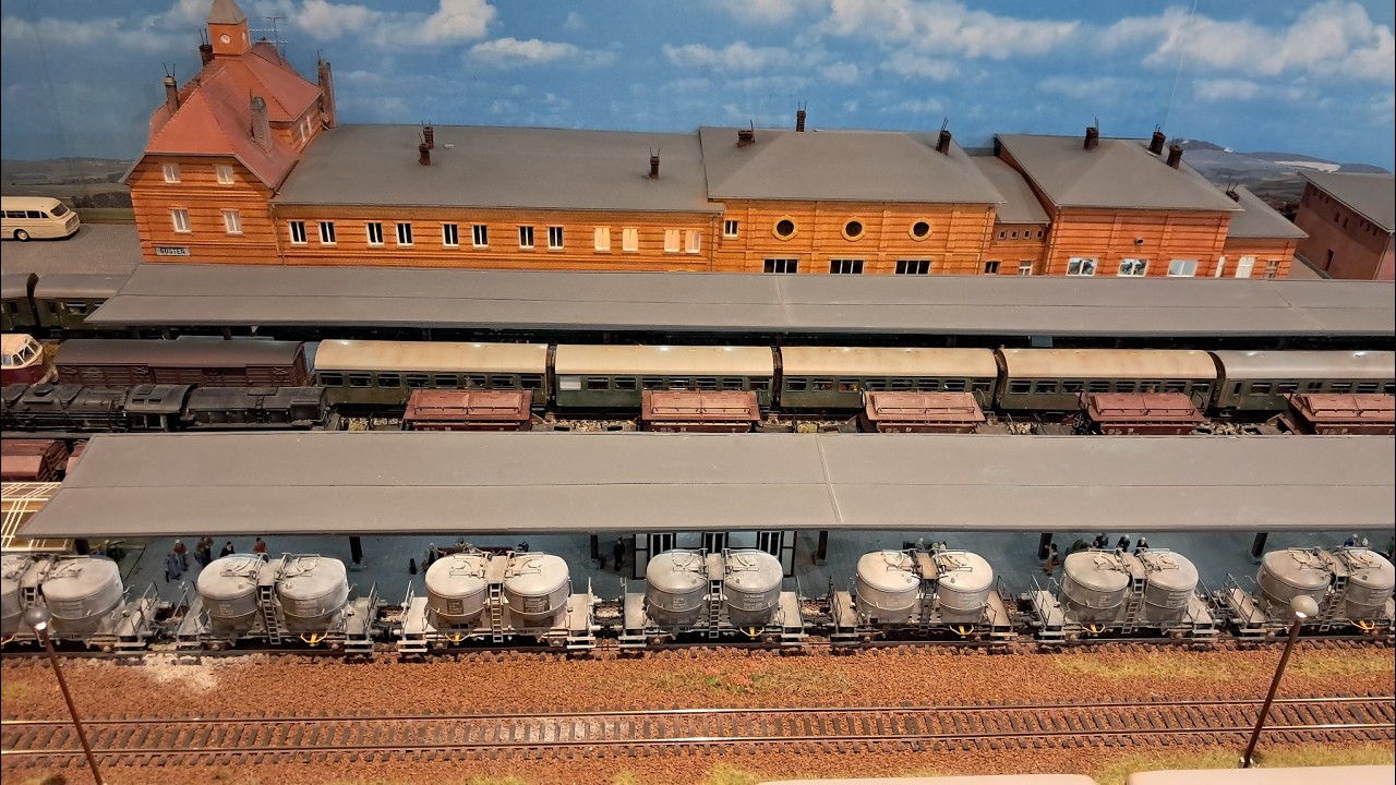 Bau des Empfangsgebäudes vom Bahnhof Güsten