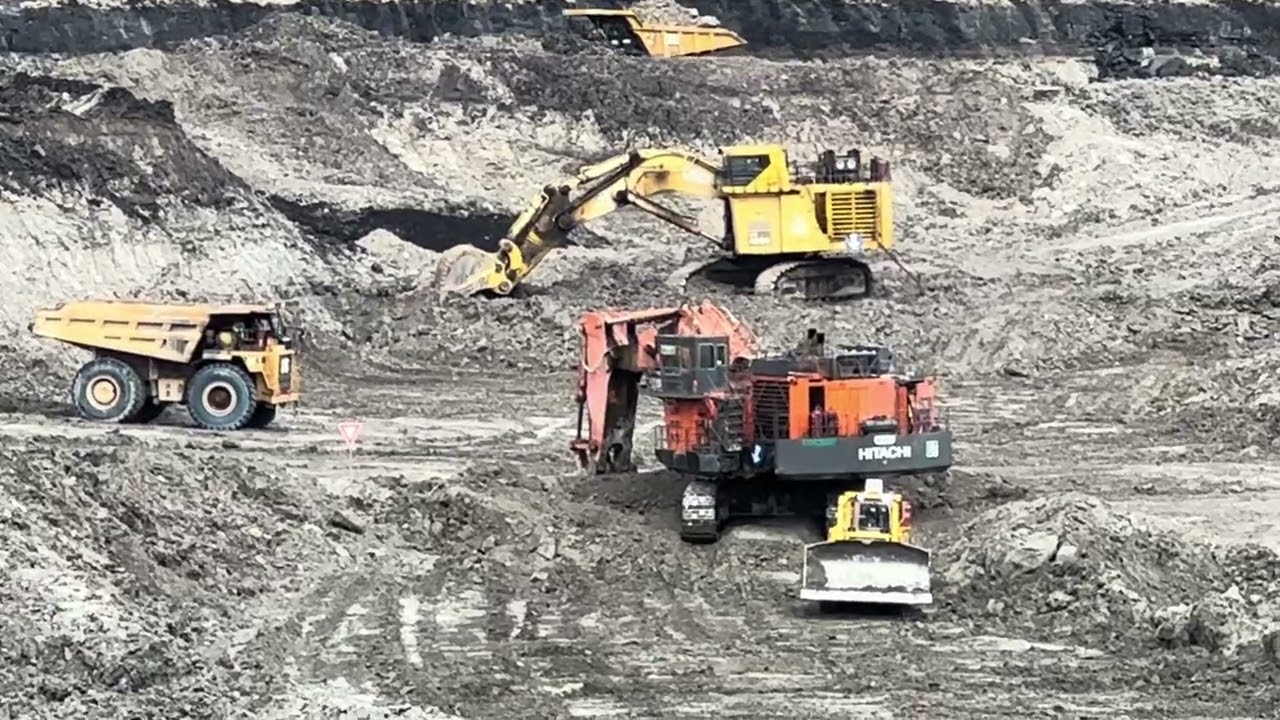 Excavator Hitachi 3600 Loading Over Burden #miningequipment #excavator #alatberatterbesar 