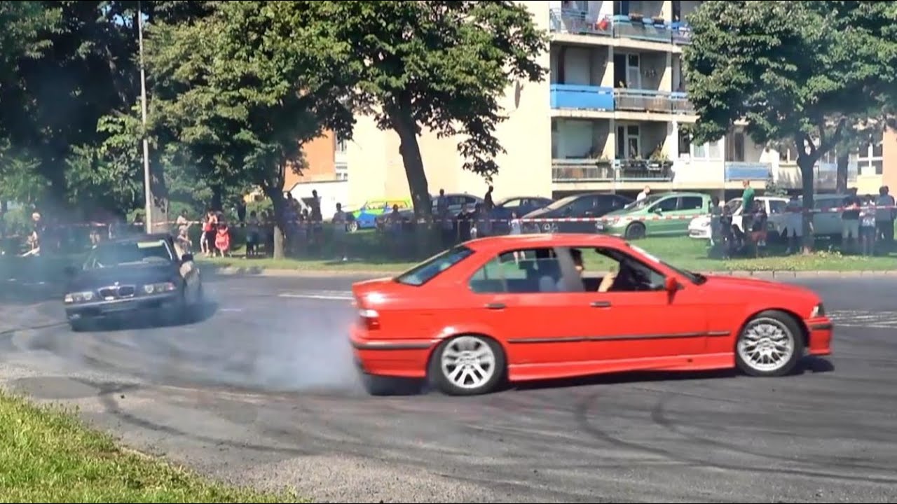 Drift és gumifüstölés egy szombathelyi buszfordulóban (BMW, Lada, Trabant) - Joskar-Ola Napok 2023.