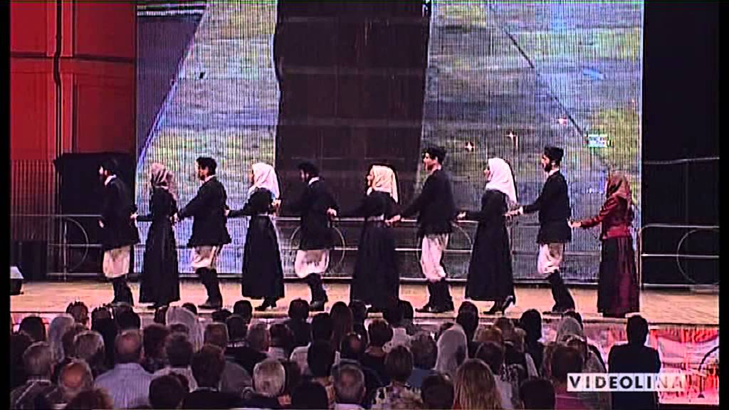 Luca  Melosu  gruppo folk Sedilo ballu tzopu