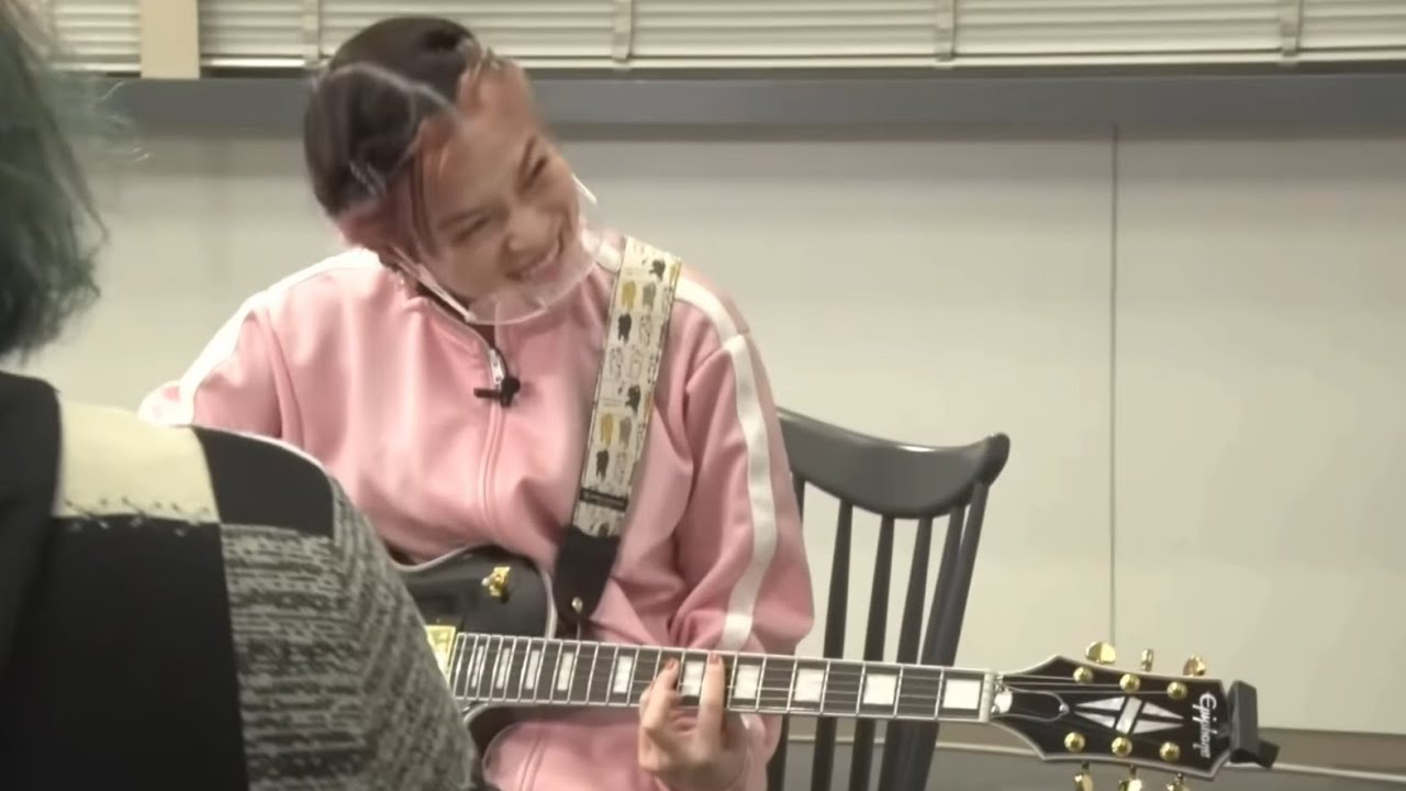 [ENG SUB] Aoyama Yoshino learns how to change guitar strings in Road to Guitar Hero Ep. 8