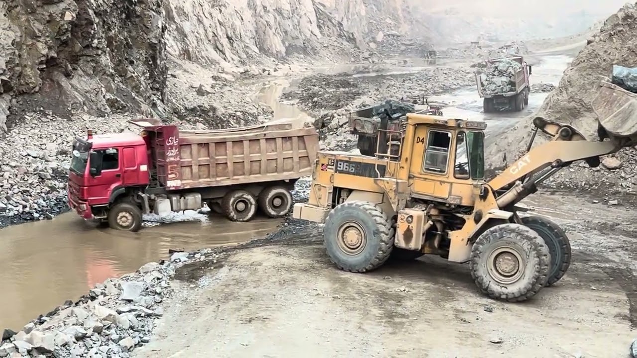 OLD CATERPILLAR LOADER VS HUGE ROCKS 🪨 LOADING IN DUMP TRUCKS🚛🎶😶‍🌫️