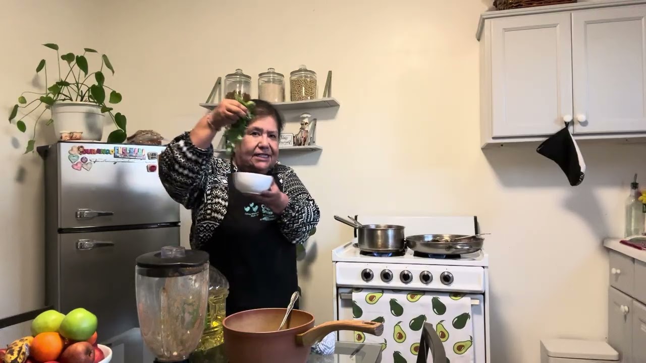 Preparando unos nopalitos con costillas de res 🥘