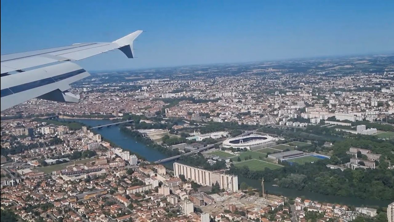 Stunning views of Toulouse during approach and landing at Blagnac Airport / débarquement à Toulouse