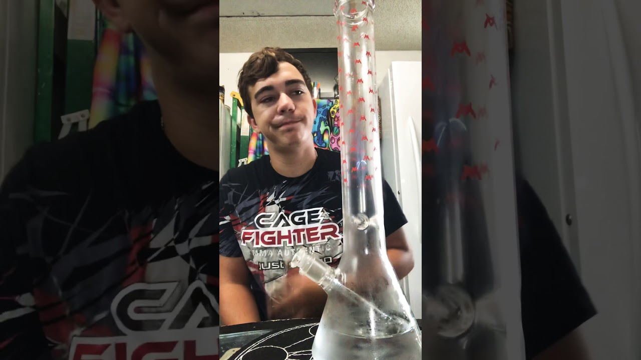 TAKING A FAT .4 BONG RIP OUT OF MY MAV BONG!