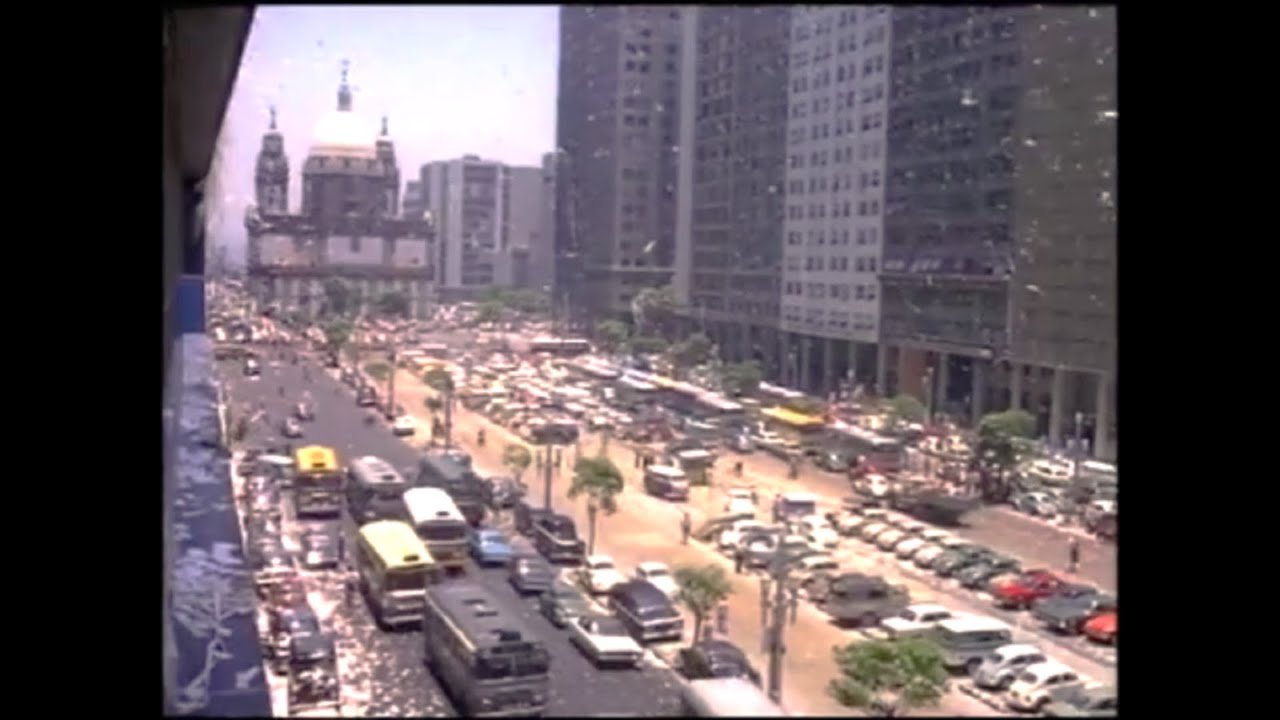 RIO DE JANEIRO CARROS ANTIGOS CENAS ANOS 70 CHUVA DE PAPEL ANO NOVO