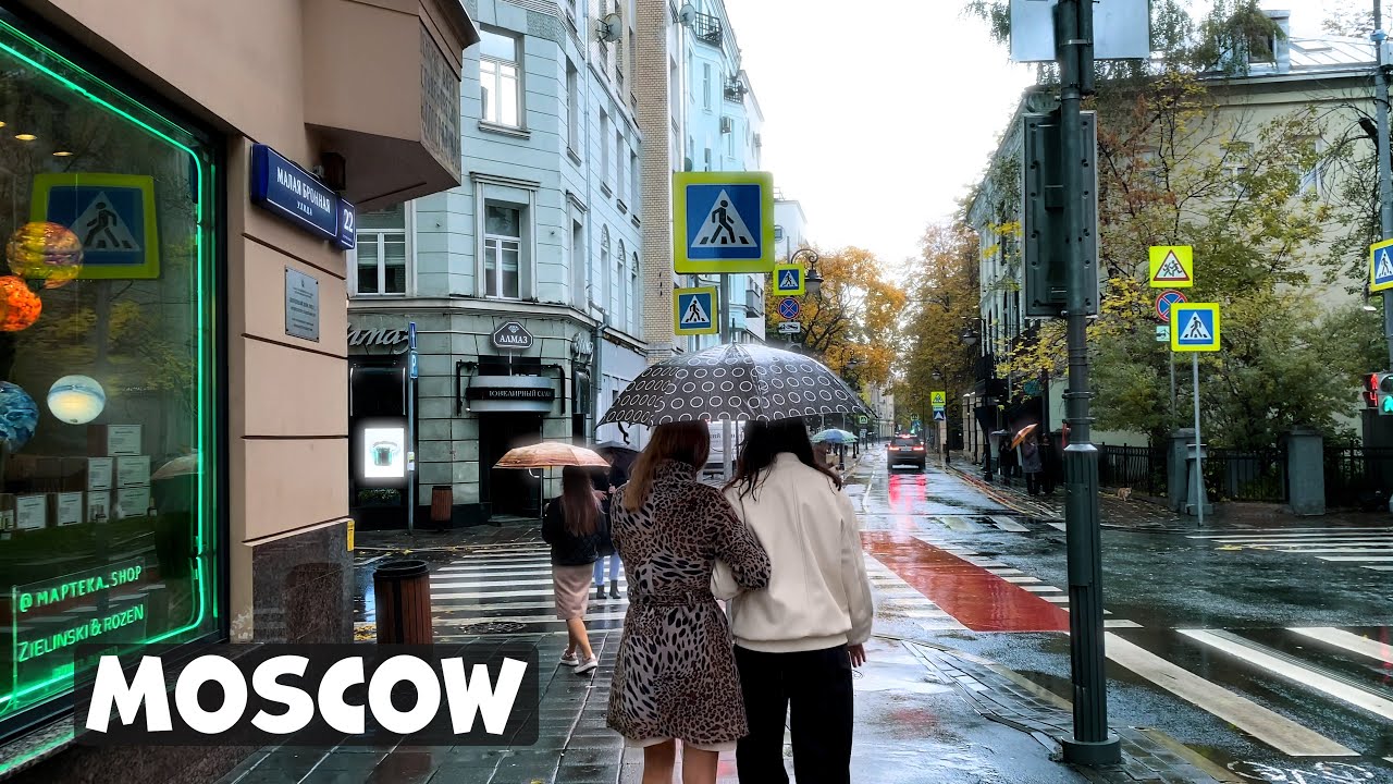 🇷🇺 MOSCOW TODAY 🍁👯‍♀️ Walking in the rain in autumn MOSCOW + (stereo sound of rain and city)