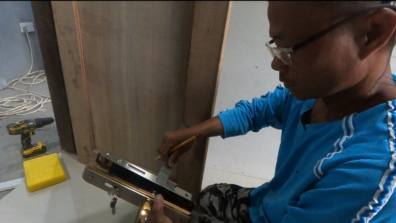 doorlock installation at preparation ng mga pvc pipe at waterline para sa CR..