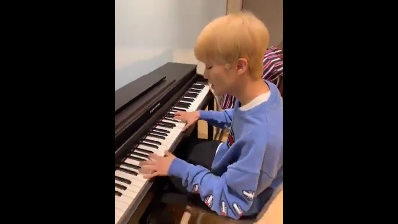 190530 Mark playing the piano + singing to Frank Ocean's 