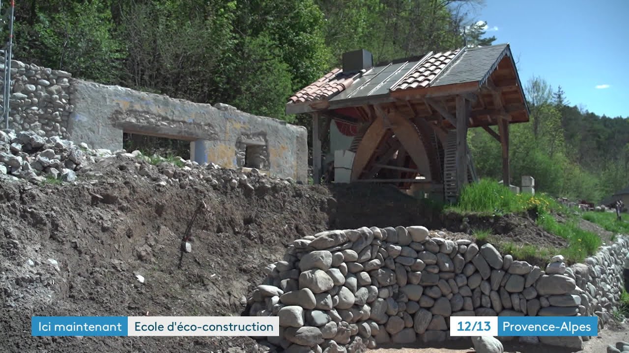 Visite à Embrun, dans les Hautes-Alpes, du Gabion, un centre de formation à l’éco construction