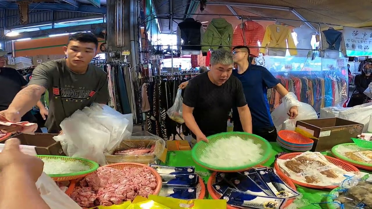 士官長手上就沒有賣不掉的 搞這招直接搶翻天 安南果菜市場 怡安路二段102號 士官長海鮮叫賣 海鮮叫賣 海鮮拍賣 叫賣哥 seafood auction