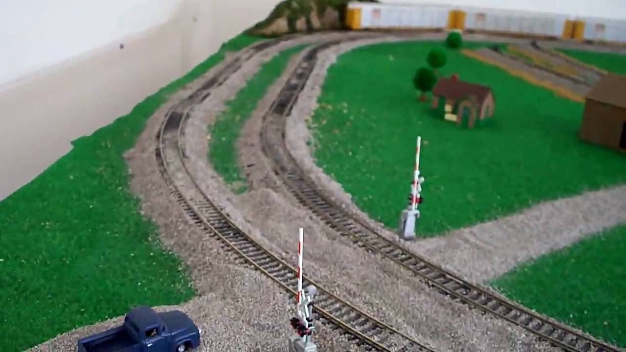 Review of the MTH HO scale Operating Crossing Gates