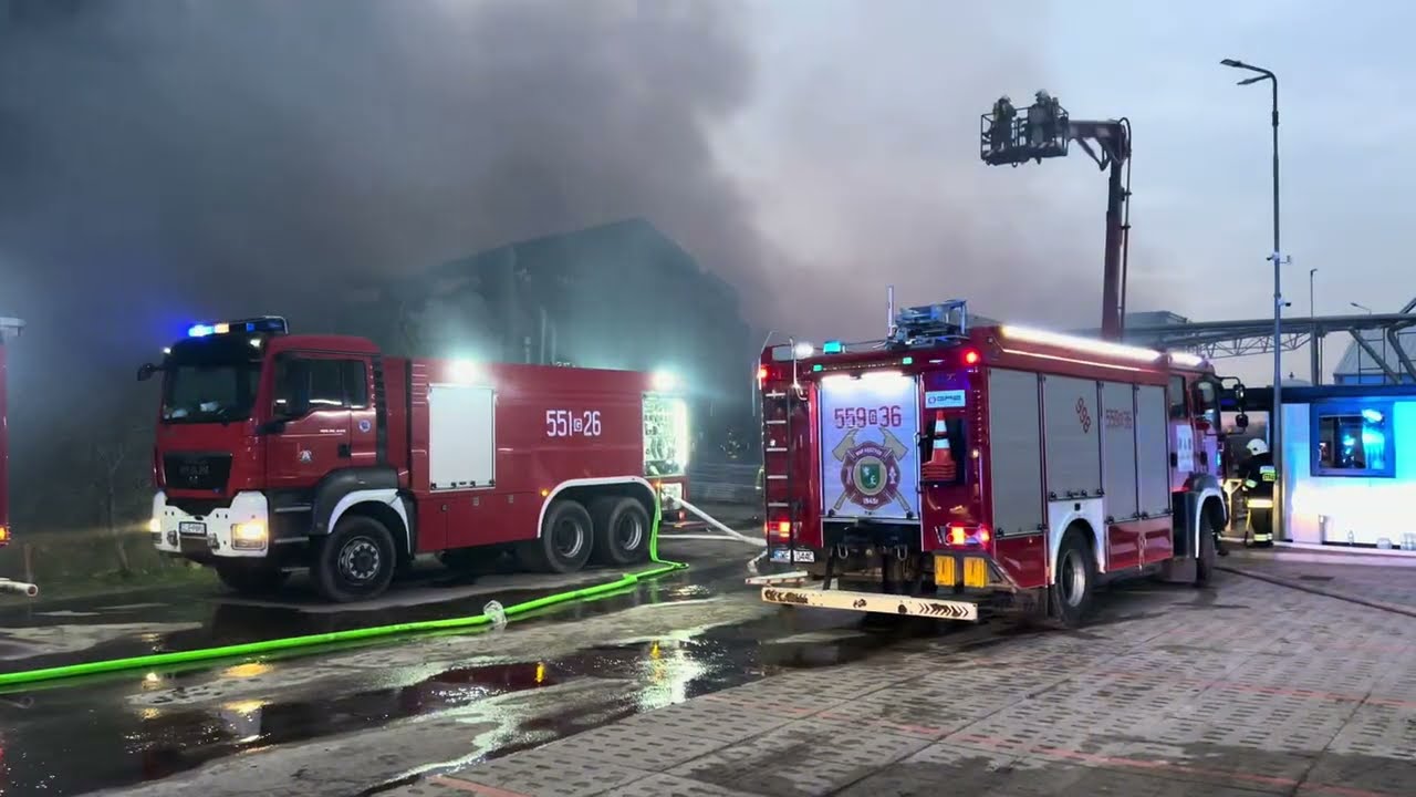 Pożar hal zakładu meblarskiego w Kaninie