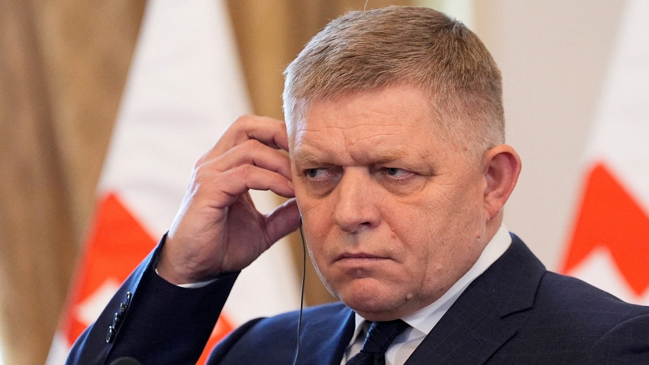 xRobert Fico: Muž moci či len krehké a zranené ego? A kam cvála jeho Biely kôň? | Aktuality