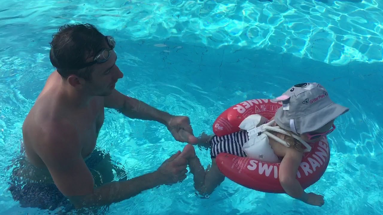 Надеваем круг SWIMTRAINER и плаваем с малышом (5 мин 9 сек)