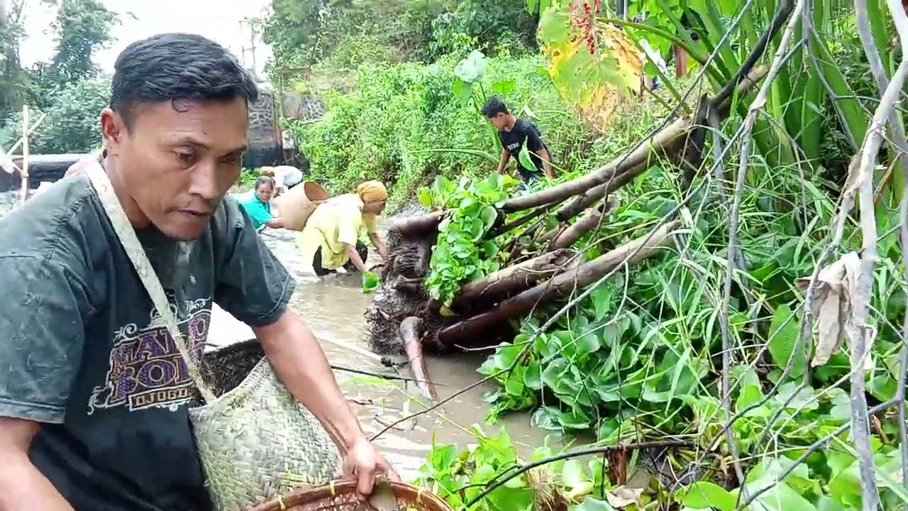 KEDUA X NYA. KEBERSAMAAN MENCARI IKAN. DI SUNGAI ??