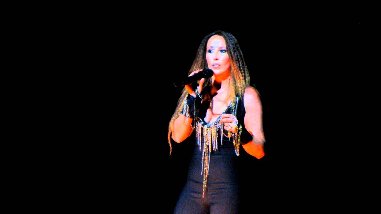 Malú en un momento cachondeo con el tecnico de luz