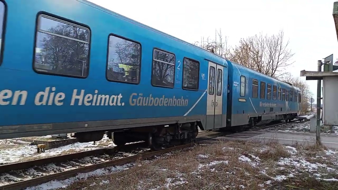 628 423-6 Bahnland BAYERN bei Ausfahrt in julbach am Bahnübergang Bahnhof 