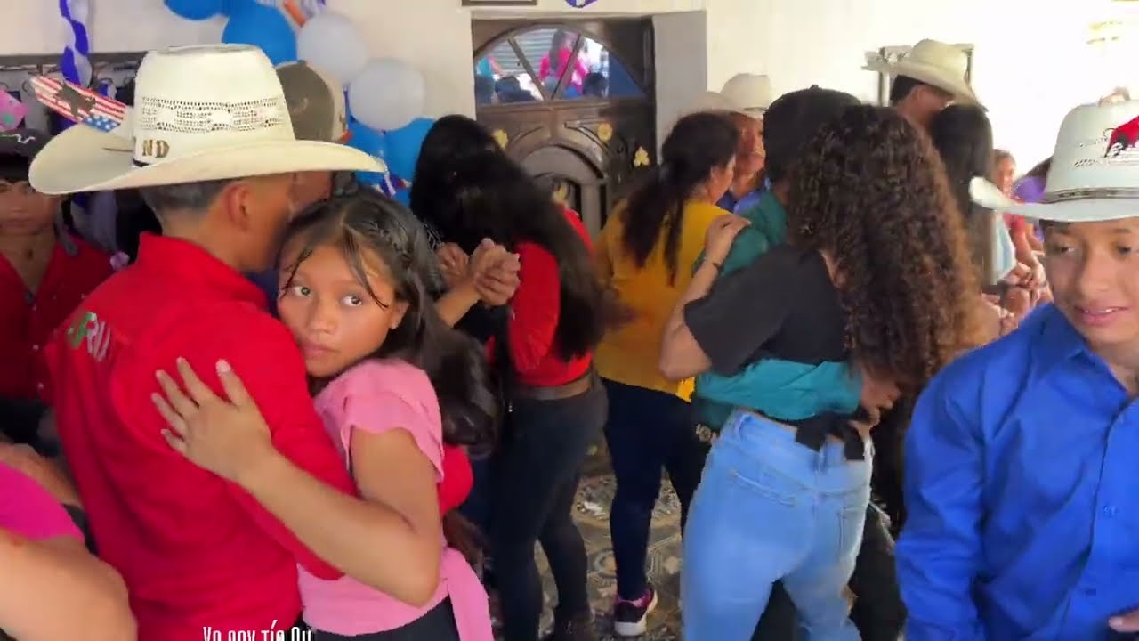 Esoo así de abrazados se baila aquí en Chiquimula chulada 
