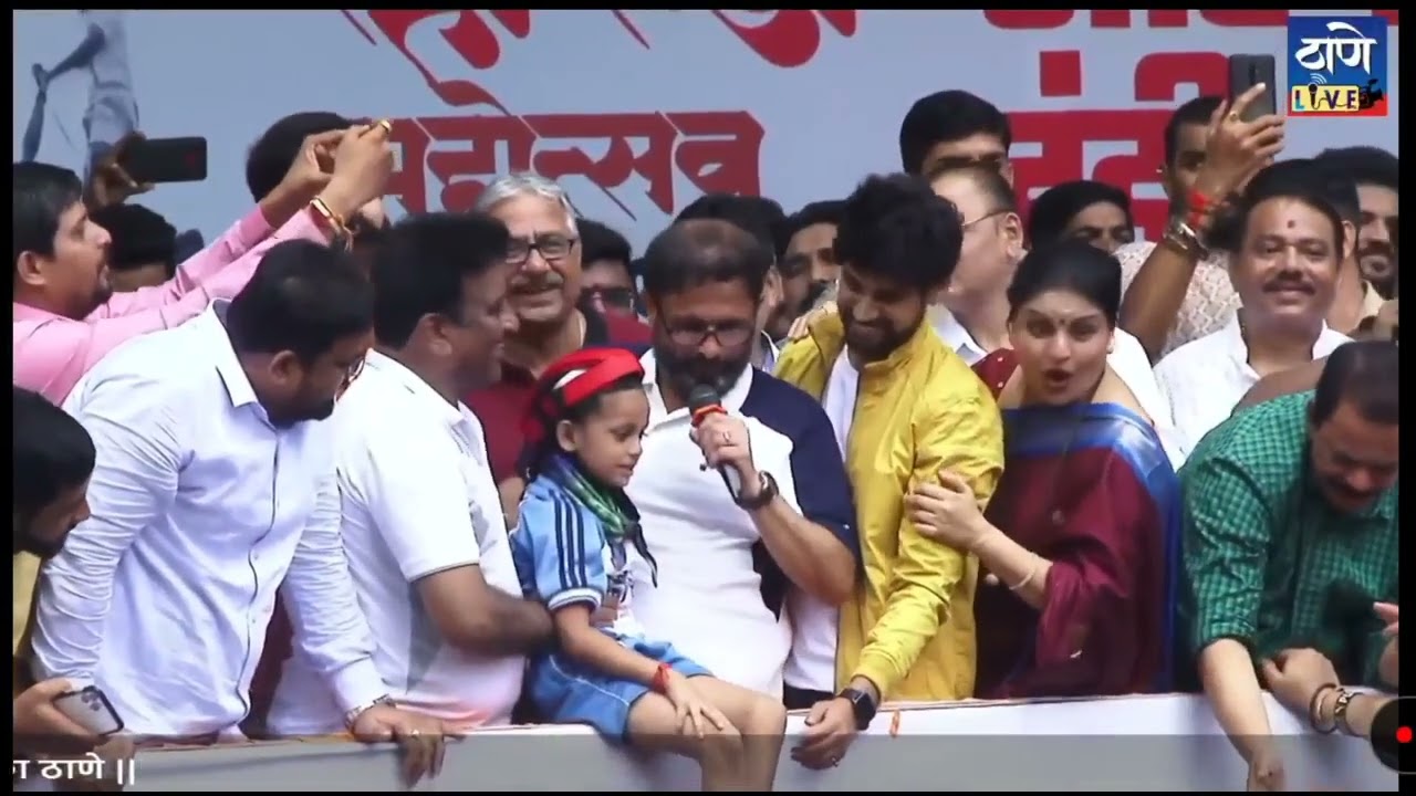 ९ थरांच्या दहीहंडीत नवव्या थरावर असलेल्या चिमुकलीच्या धाडसाने आणि उत्तरांनी जिंकली सर्वांची मनं !