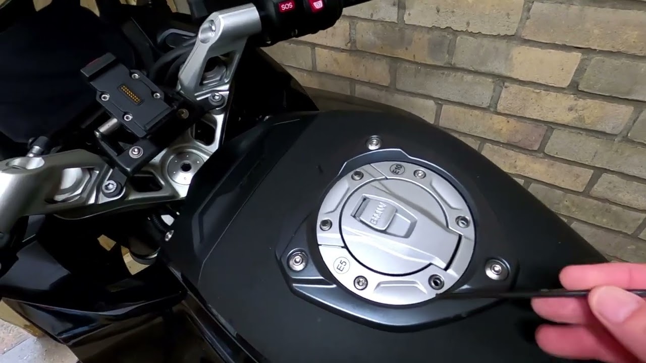 Fitting Shad tank bag to my BMW
