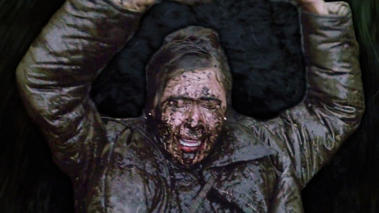 Kathleen Turner falls in Mud