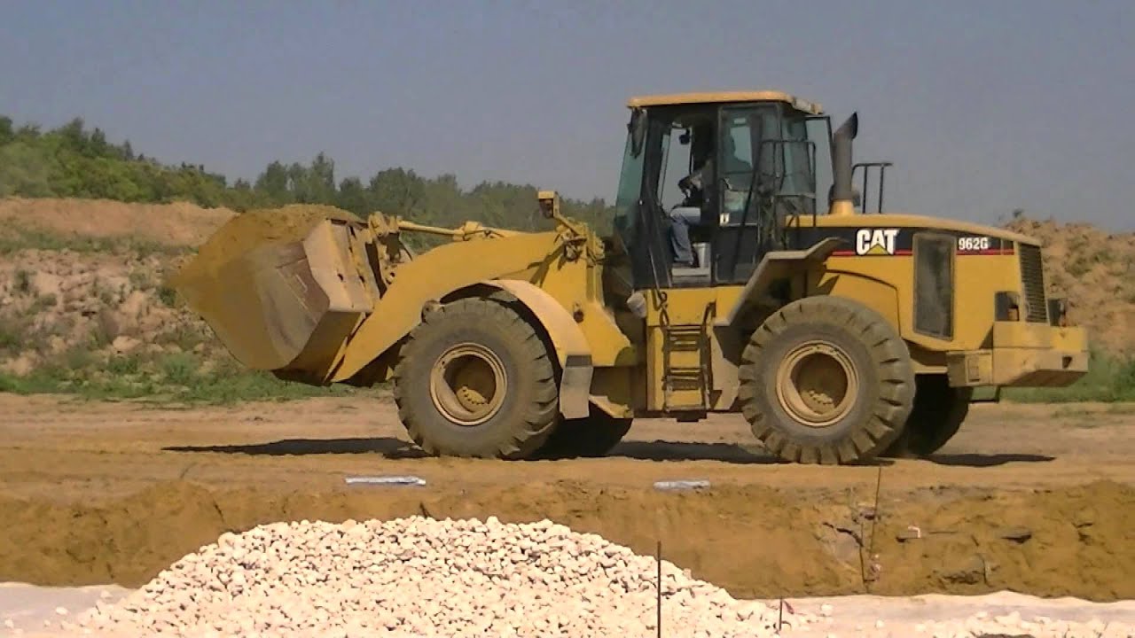 Cat 962G spreading sand