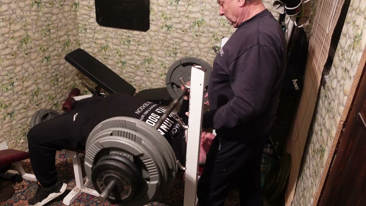 Arnošt 61 let, benchpress 130 kg