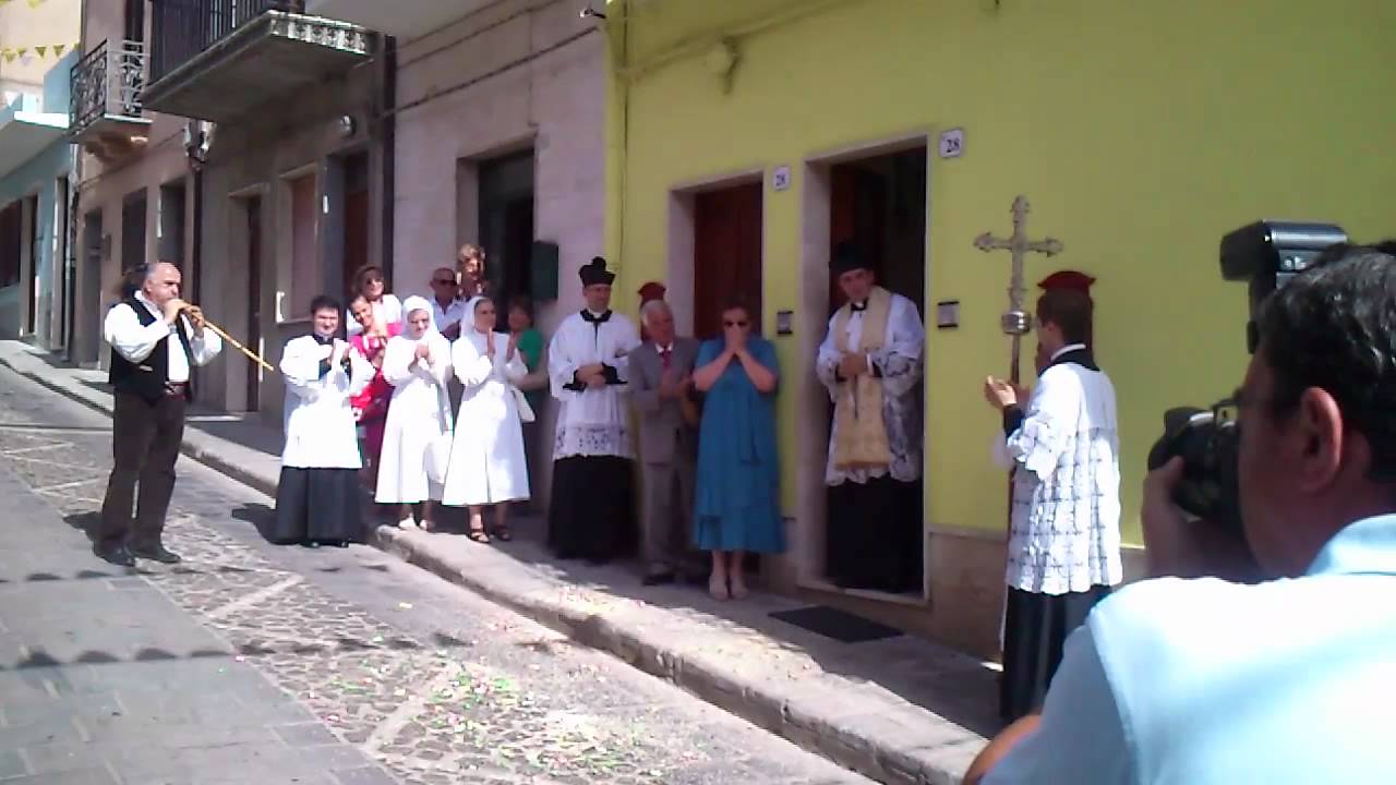 Benedizione pagana del novello sacerdote