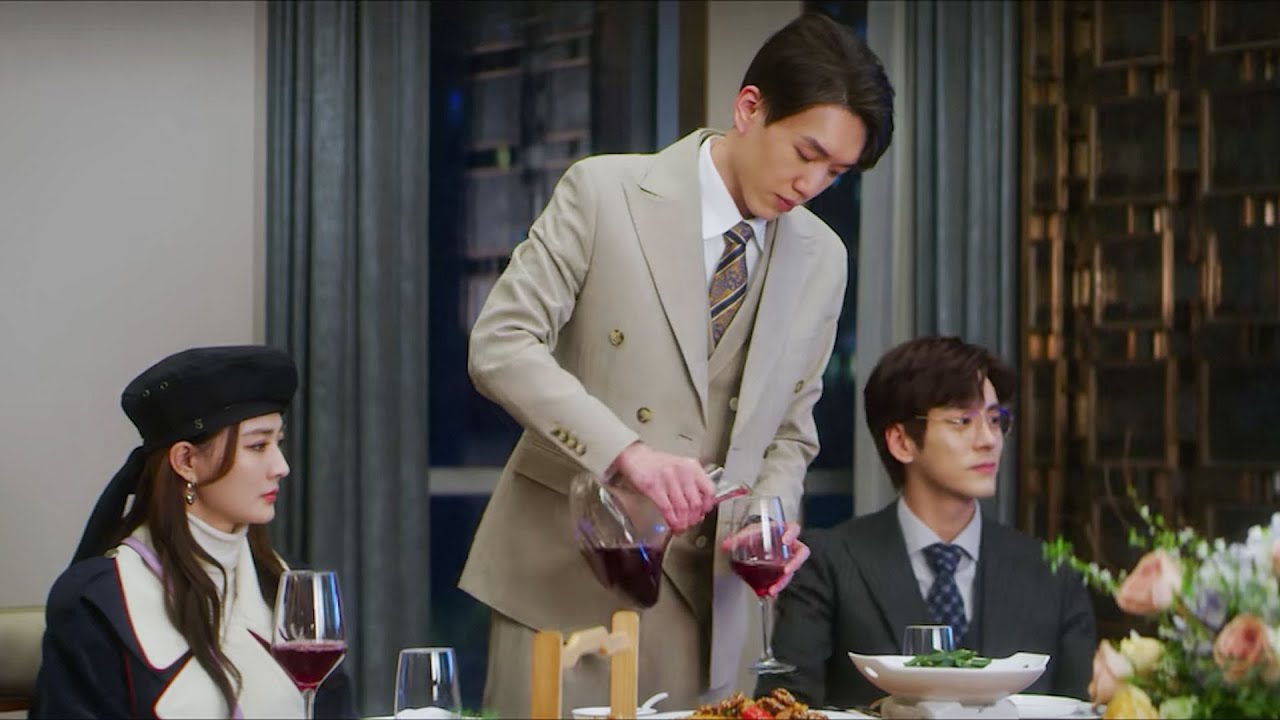 อดีตซินเดอเรลล่าผู้ต่ำต้อยของเธอ ตอนนี้เธอเป็นแฟนสาวของซีอีโอ และซีอีโอก็สนับสนุนเธอ