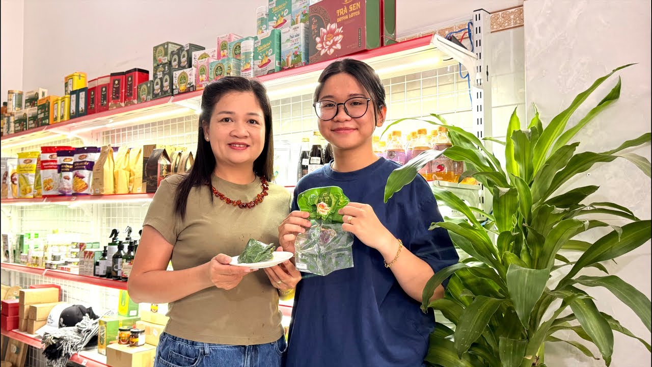 Em Lê thực hành pha trà sen tươi!